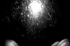 Yo-me-quedo-en-casa_Vitores_reflejo-y-mano-3